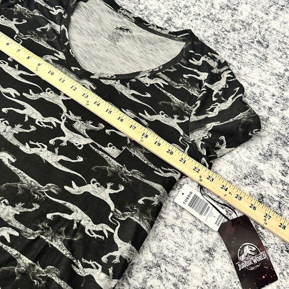 Torrid Size 1 Jurassic World Dinosaur Print V-Neck Pocket T-Shirt Top NEW NWT - Picture 8 of 9